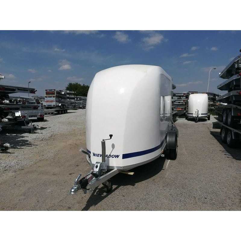 Niewiadów Polyester-Transporter mit Seitentür und Laderampe